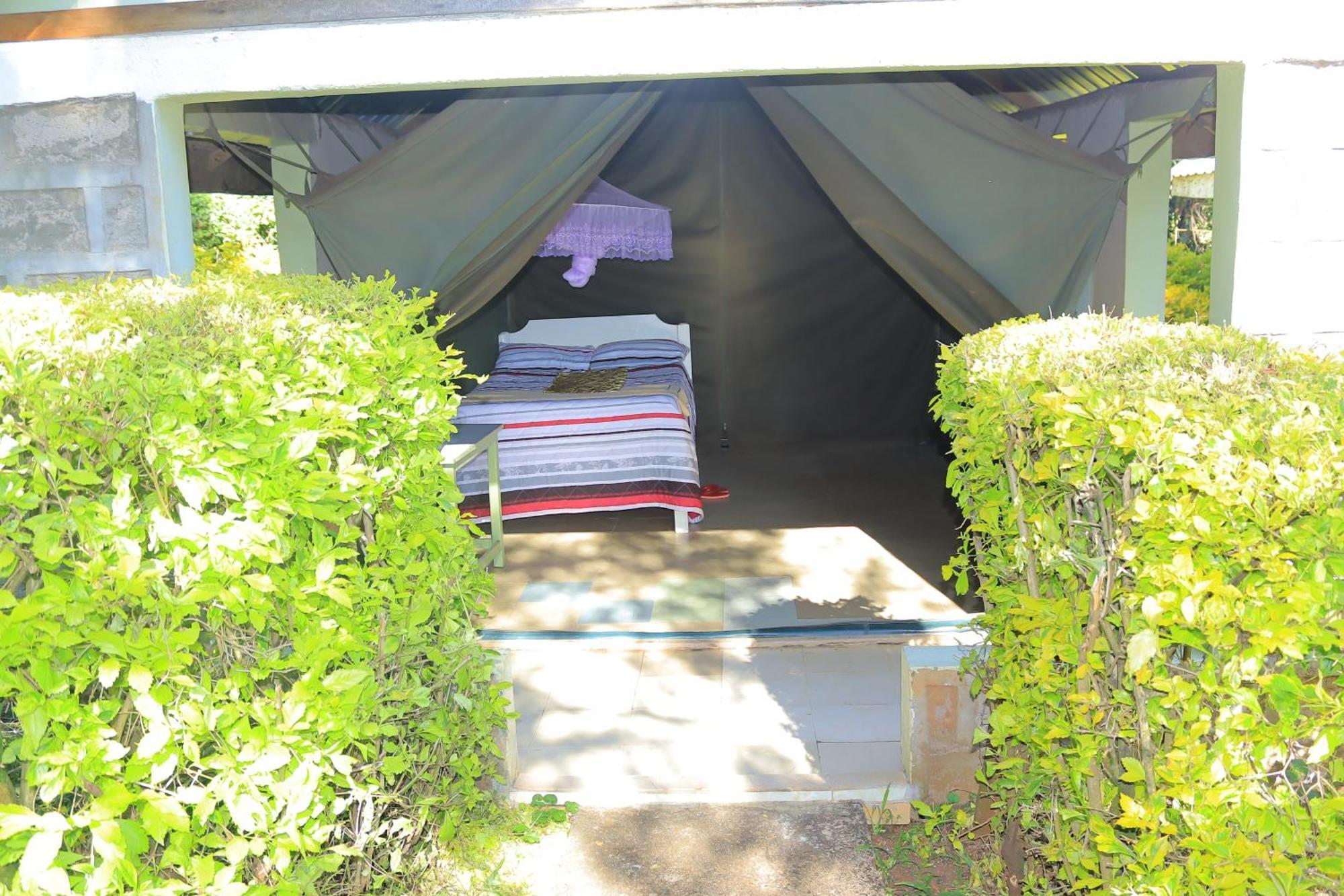 Rhino Tourist Camp Hotel Ololaimutiek Luaran gambar